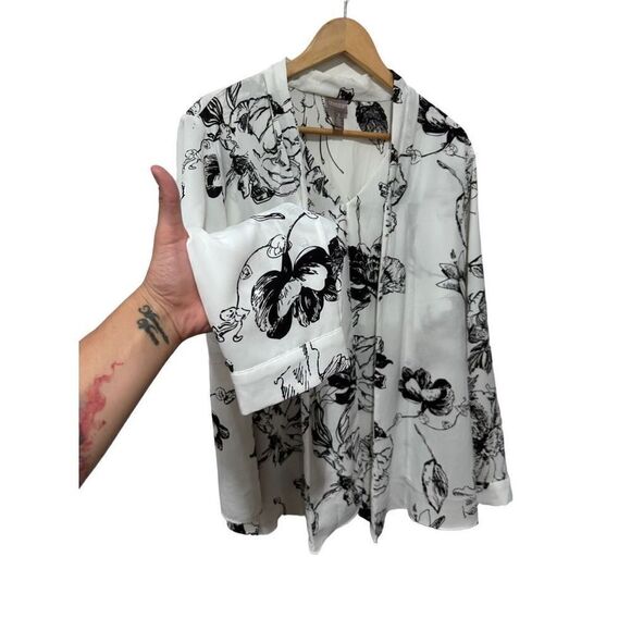Chico's Bloom Floral Sketch Scarf Layered Blouse Black White Size Large - Picture 5 of 12